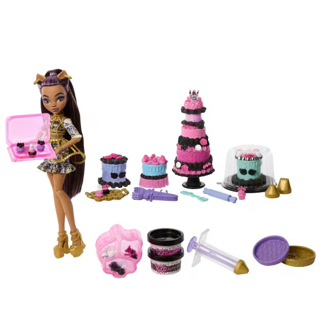 Monster High Scary Sweet Birthday Clawdeen Wolf Decora un Pastel.
