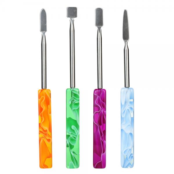 Dabber de metal con puño de colores.