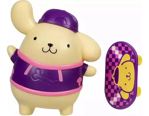 Figura Hello Kitty y sus Amigos Pompompurin con Skateboards.