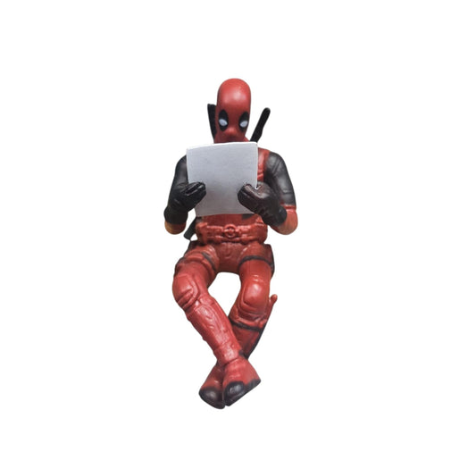 Figura Marvel Deadpool Leyendo.
