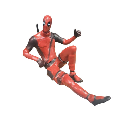 Figura Marvel Deadpool sentado.