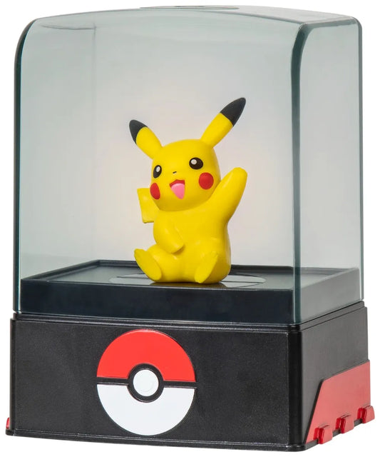 Pokémon Select Pikachu con Caja de Exhibición.